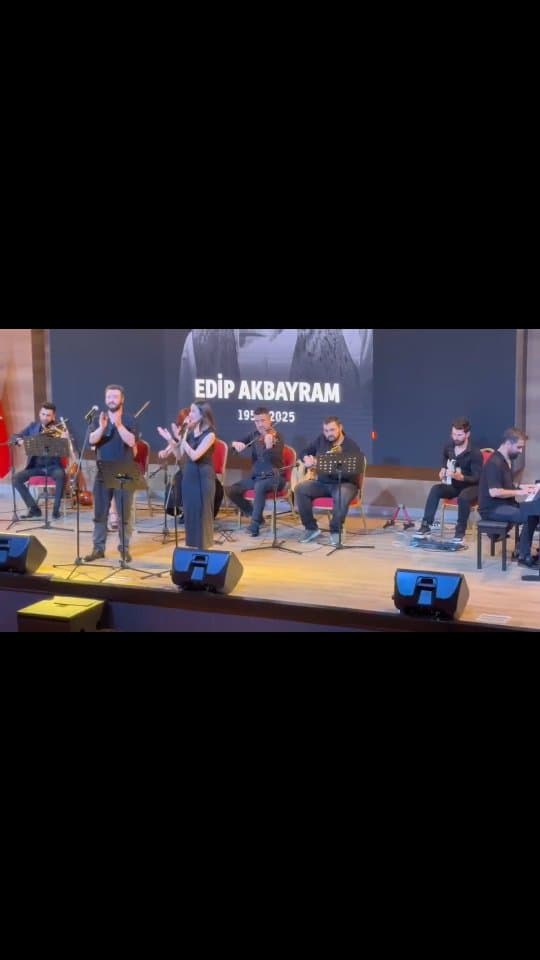 Bu yıl düzenlediğimiz öğrenci konserlerinde öğretmenlerimiz ile birlikte, Edip Akbayram'ı andık.
.