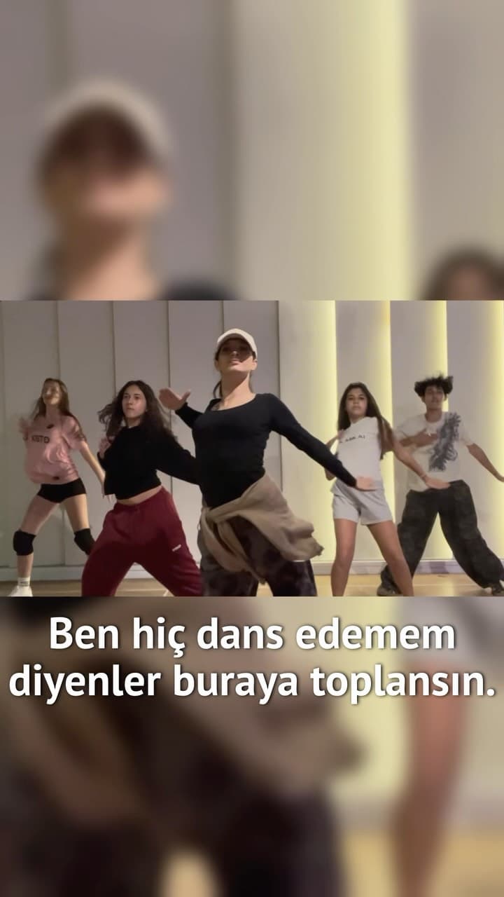 “Ben hiç dans edemem” diyenler, bir de müzik başlayınca kendilerine baksın. 💃
Burada dansçılar yen