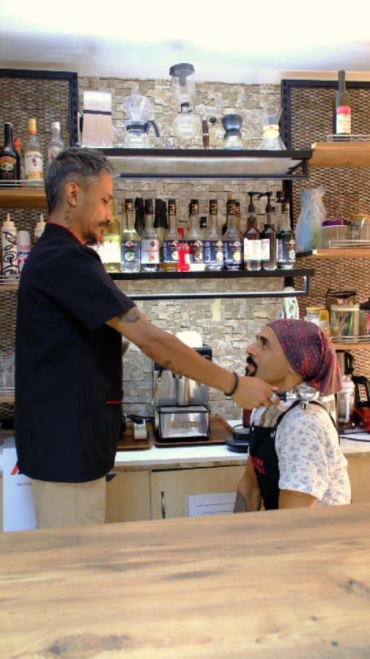 🎓 Geleneksel Barista mezuniyetinin olmazsa olmazı:
• Tamper kafada gezdirilir,
• Kahvenin gücüyle