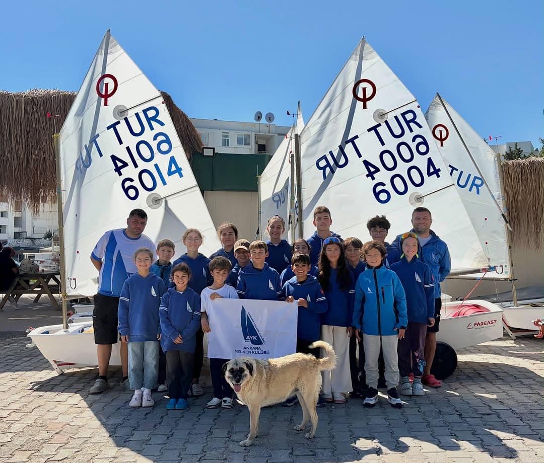 ⛵️ 3. D’Azur Cup | Çeşme
Disiplin, istikrar ve genç sporcularımızın rüzgârla buluşan emeği…
4–7 Eki