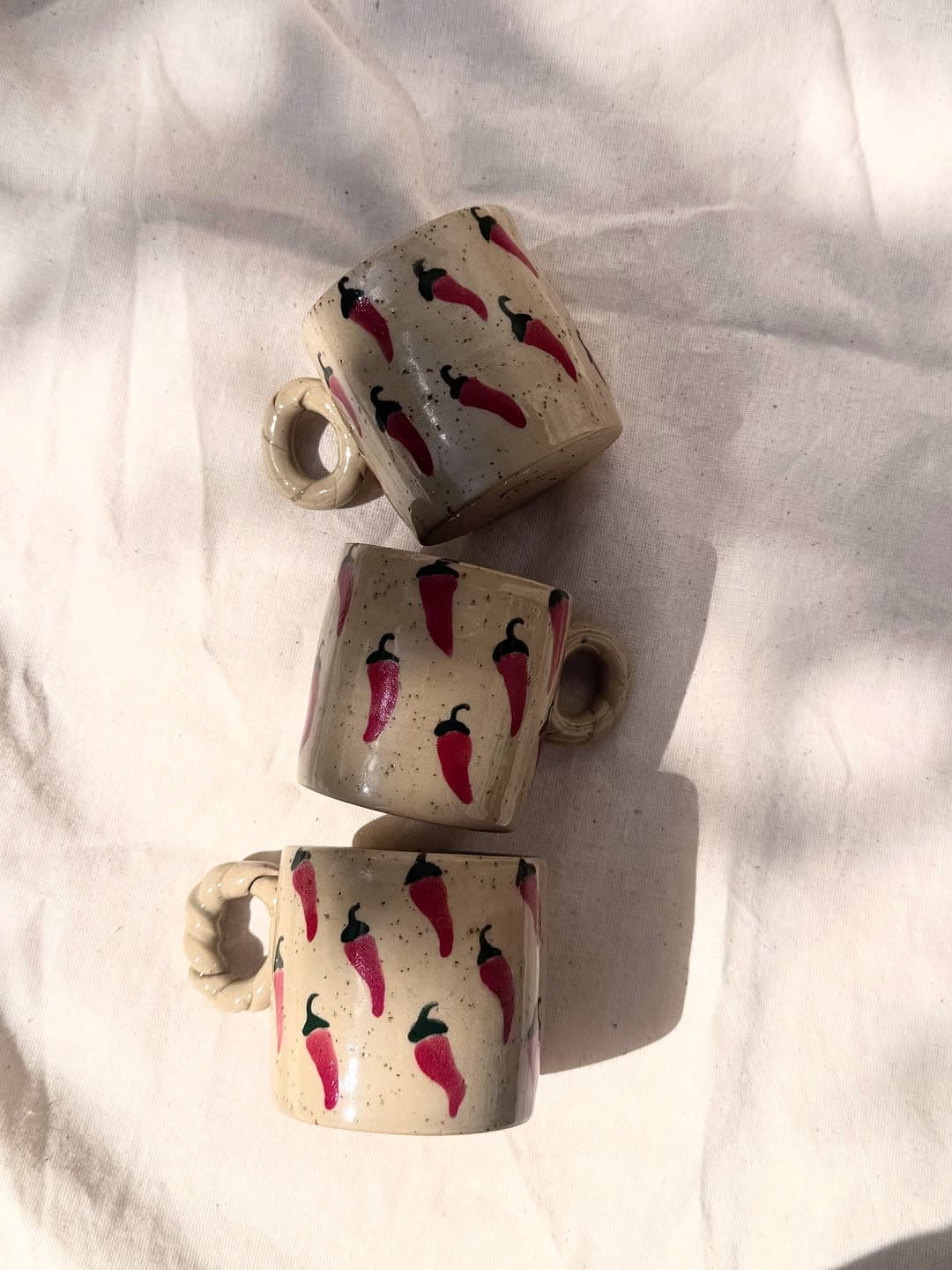 Tornada stoneware çamuruyla şekillendi . Biber deseniyle sırlandı.
Çay & kahve keyfi için ele çok
