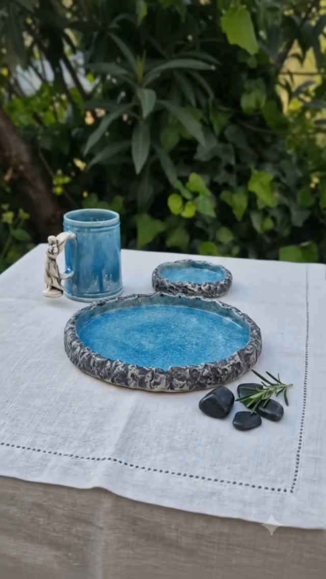 Taşın sert dokusu ve denizin sonsuz maviliği, el emeğiyle şekillenen bu özel seramik koleksiyonunda