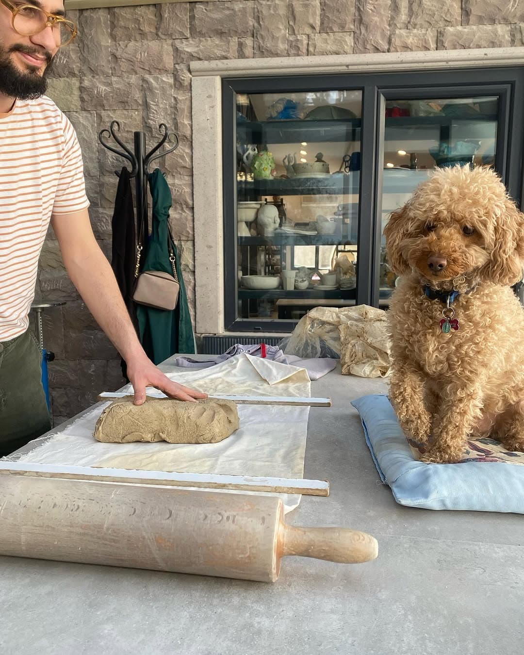 Plaka yöntemi öğreniyor!!🤣 #atölye #seramik #çamur #sırlama #torna #sanat #art #ceramics #workshop