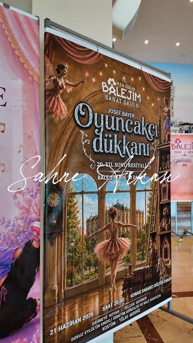 🎭✨ Sahneye çıkmadan hemen önce... 💖
Perdenin arkasında tatlı bir heyecan, son kez yapılan küçük p