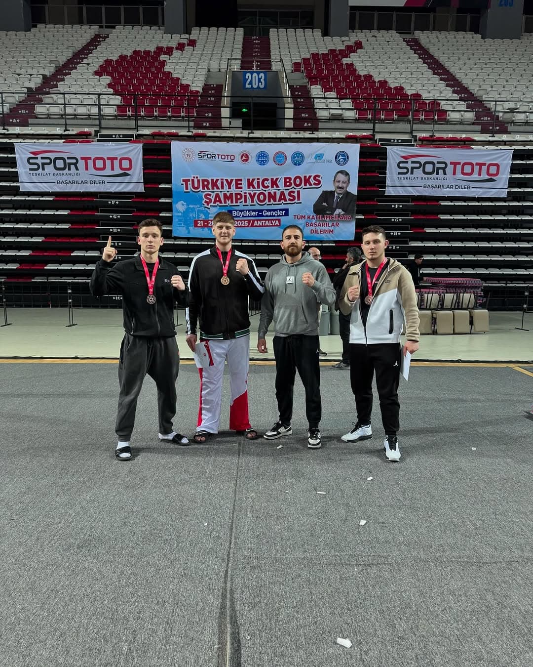 21-28 Ocak tarihlerinde Antalyada düzenlenen Kick Boks şampiyonasına 3 sporcu ile katıldık.
Katıld