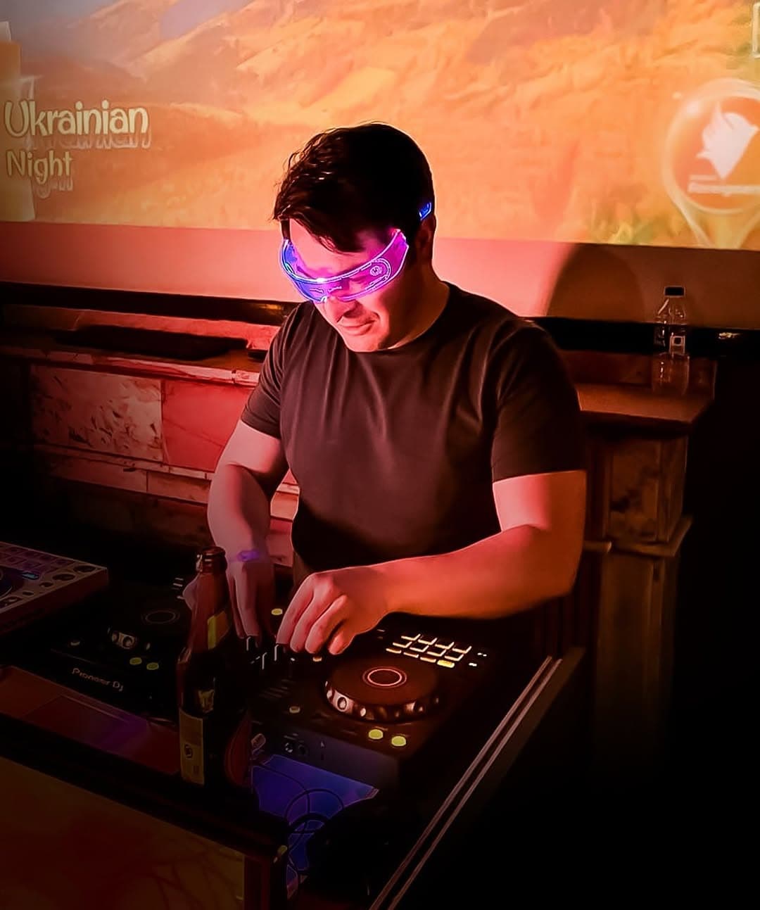 Dj’liğede el attık 😁😋…
Beklediğimden çok daha kolay olan bir meslek dali 😁😅…
⋆⋆✮♪♫🎵🎧💃🕺🎶♫♪✮