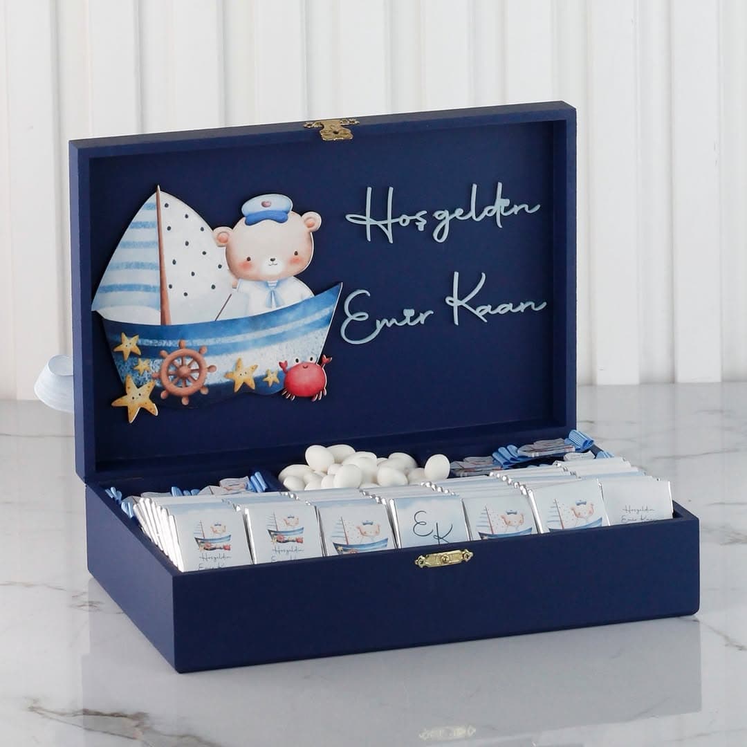 Bu Set Emir Kaan için Özel Olarak Hazırlandı ❤️
Ahşap Kutuda Bebek Çikolatası
🤍Kişiye Özel Tasar