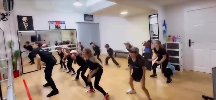 MEB HIP HOP 6-9 yaş Cumartesi günü saat 17:30 sınıfımız.
Hem eğleniyorlar hemde gelecekleri için Mİ