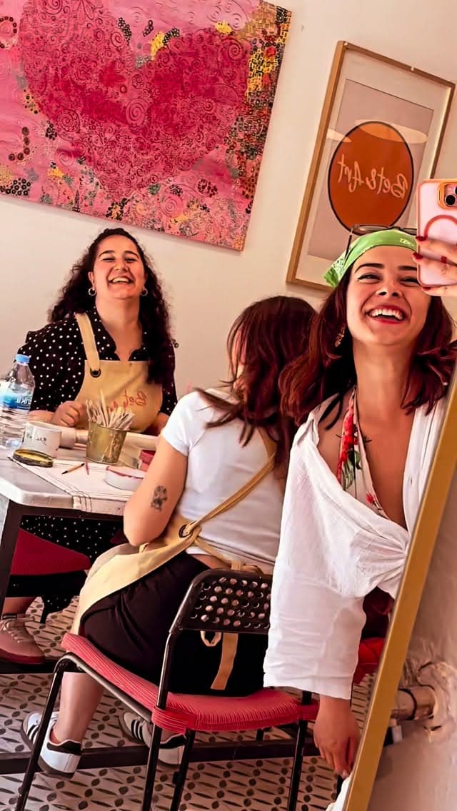 Biraz çamur, biraz kahkaha, biraz terapi… 🤎 Seramik yapıyoruz, üretiyoruz, stres atıyoruz. İster ar