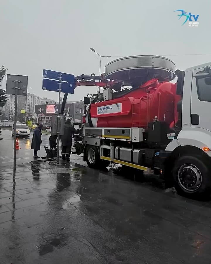 Yağmur mesaimiz devam ediyor. ⛈️
İlçemiz genelinde gece saatlerinde başlayan ve etkisini artırarak