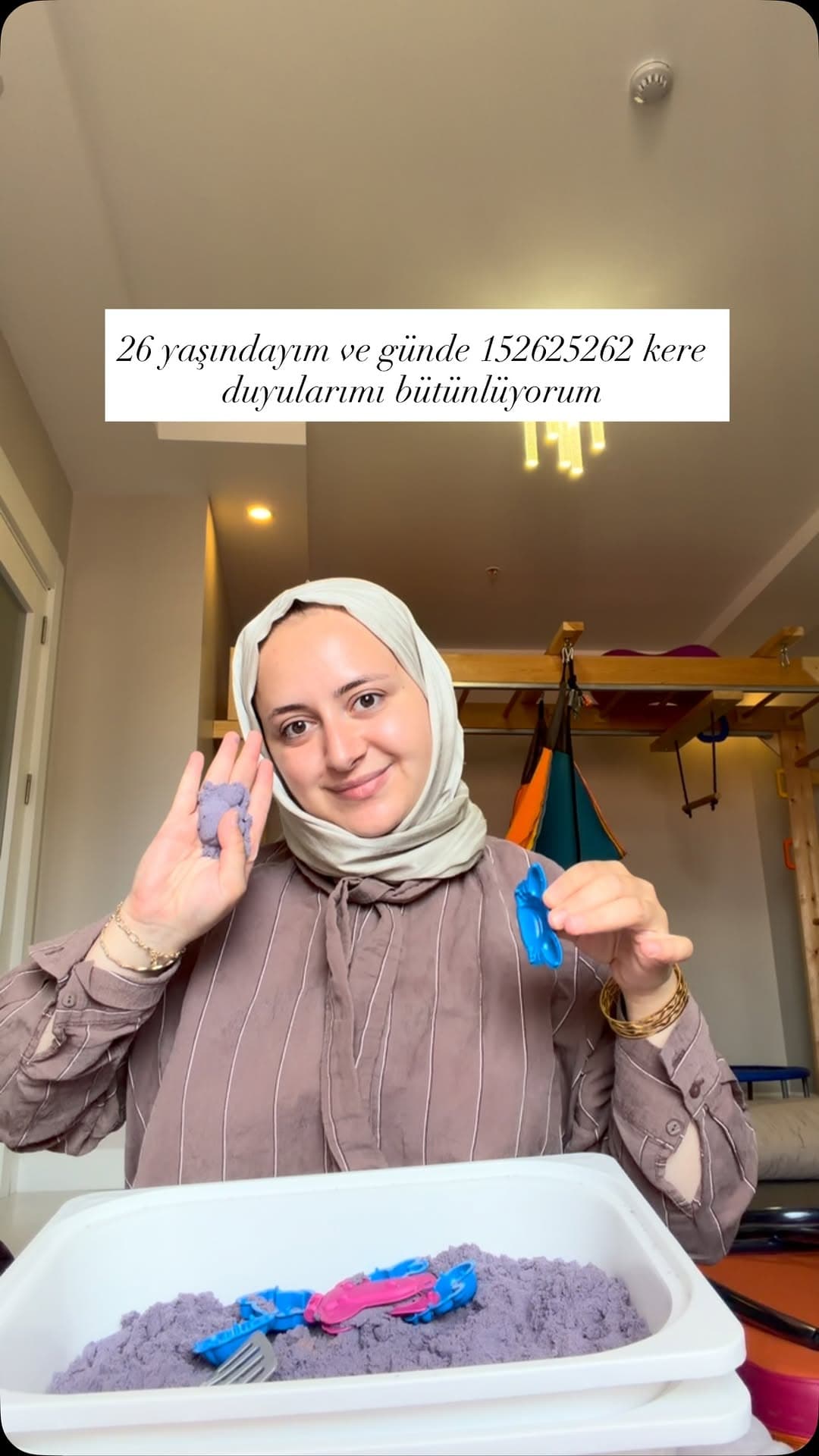 Aslında hepimiz fark etmeden bunu yapıyoruz.
Bir ayağımızı sallamak, saçımızla oynamak, esnemek, kah