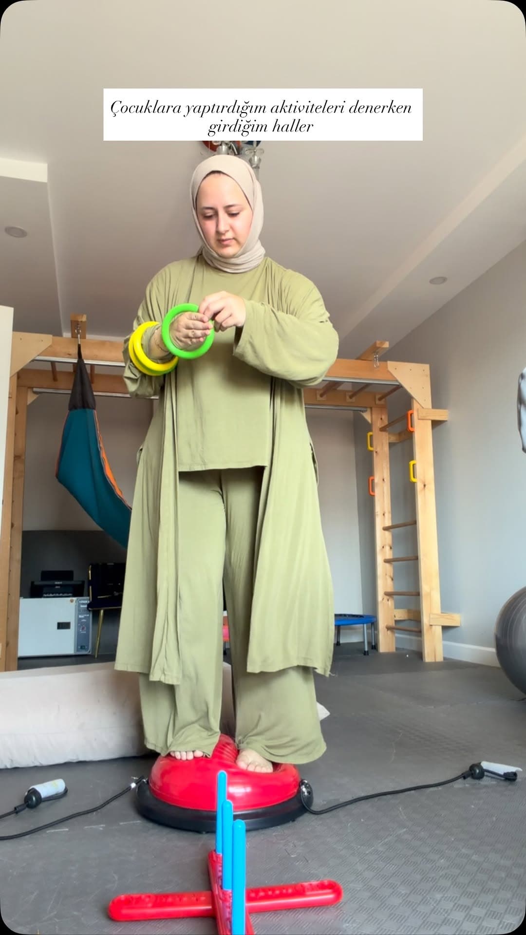 Çocuklara “çok kolay” diye sunduğumuz aktiviteleri bir de ben deneyince… 😅
Seanslarda minik elleri
