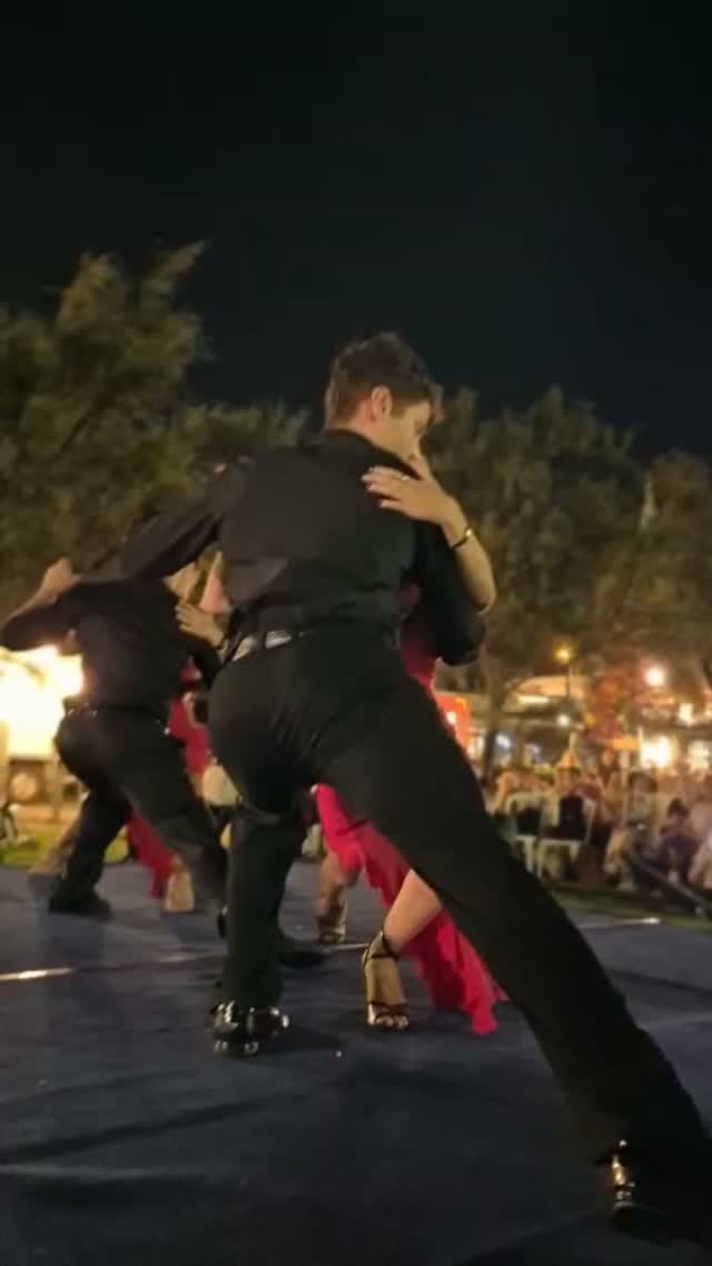 Daha yolun çok başında, ama tutkuları çok derin… ❤️
Sahneye de, tango ya da çok yakışıyorsunuz. ✨
Sa