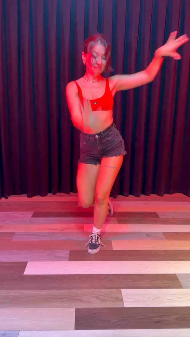 Long time, no Monday salsa❤️
🗓️ Mon. 20.45
📍 @danzonn_dans_akademisi