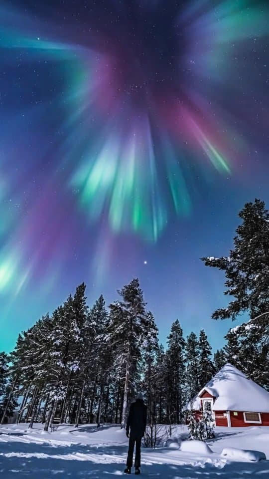 LAPLAND'TA KIŞ TATİLİ ❄️☃️🎄
Bembeyaz ormanlar, donmuş göller ve gökyüzünde dans eden Kuzey Işıkları