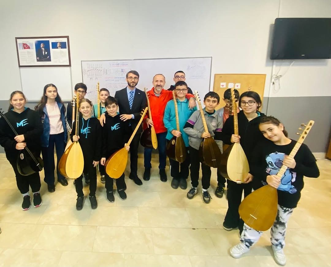 Bağlama Hocamız Deniz Ateş’in Sefaköy Bilgi Evindeki öğrencileriyle birlikteyiz…
Zamanımız olmadığı