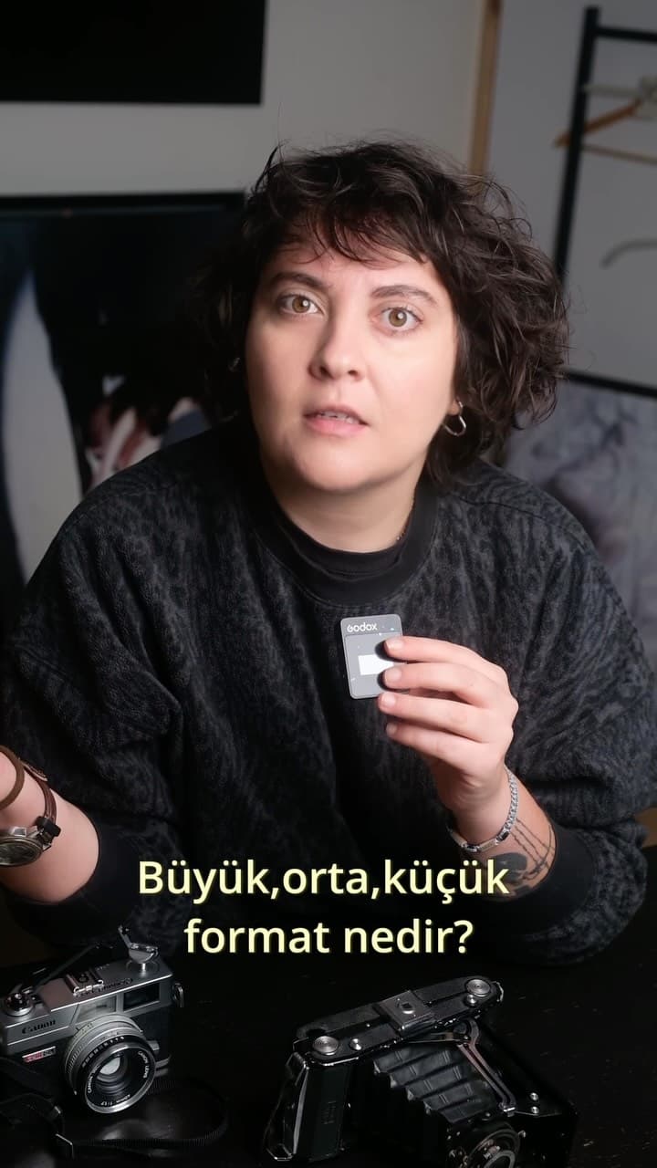 • Küçük Format (35mm): Mobil, hızlı, dinamik. Günlük sokak çekimleri ve belgesel için ideal standart