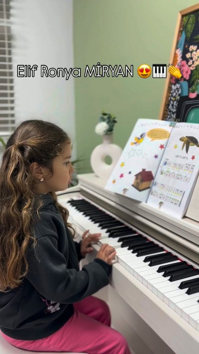Karetta Karetta 🐢😍🎹
Elif Ronya ile ilk şarkımız 👏😍
#5yaşpiyano🎼🎵🎹