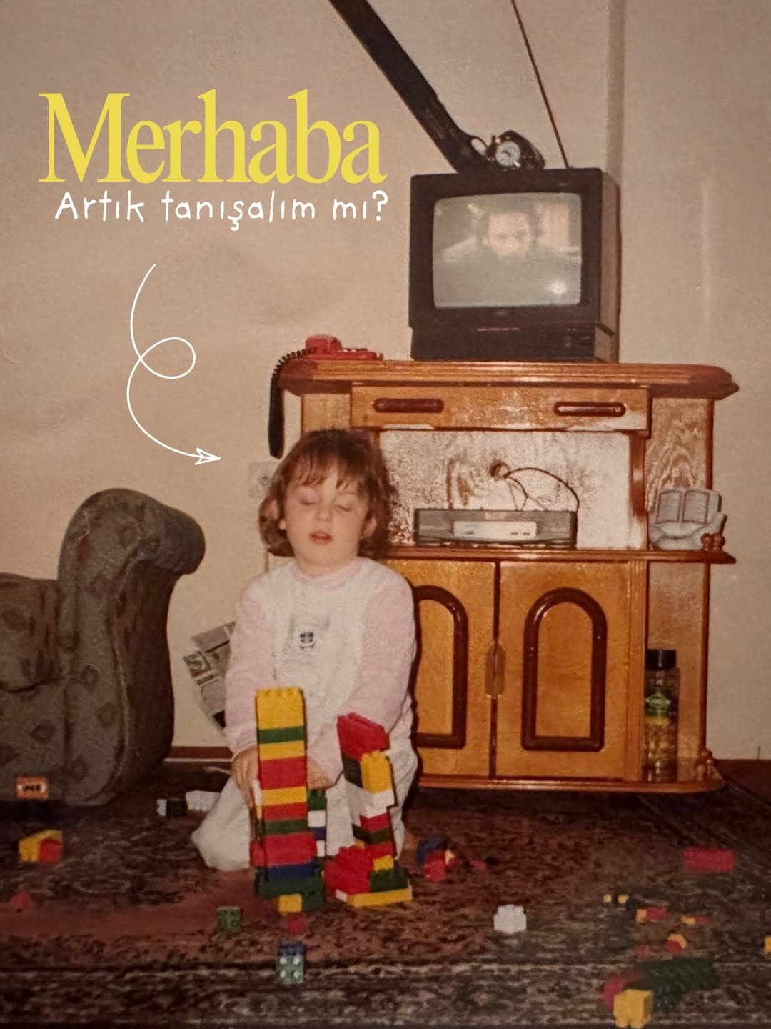 Merhaba, artık tanışalım mı? 👋✨
90’ların Lego tutkusundan iç mimarlığa uzanan bu serüveni ve atölye