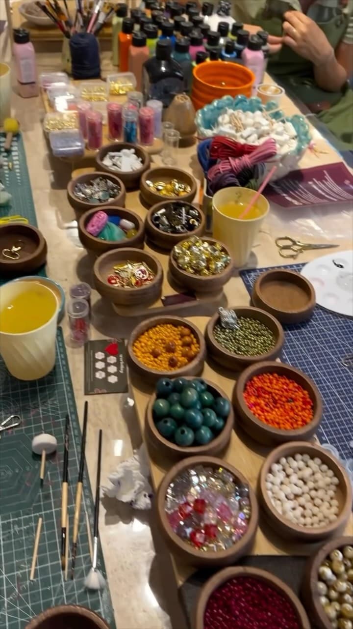 Aşşşırı tatlı bir etkinlikle geldim! 🥹✨
Geçen gün atölyede “Acaba bu charm’ları sadece biz yetişkin