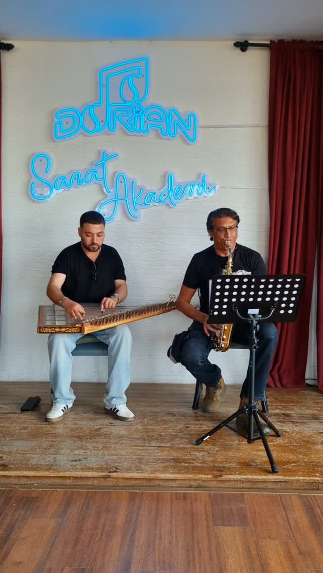 İki farklı kültürün postmodern buluşması ✨️
Kanun ile saksafonun eşsiz ve beklenmedik buluşması, bi