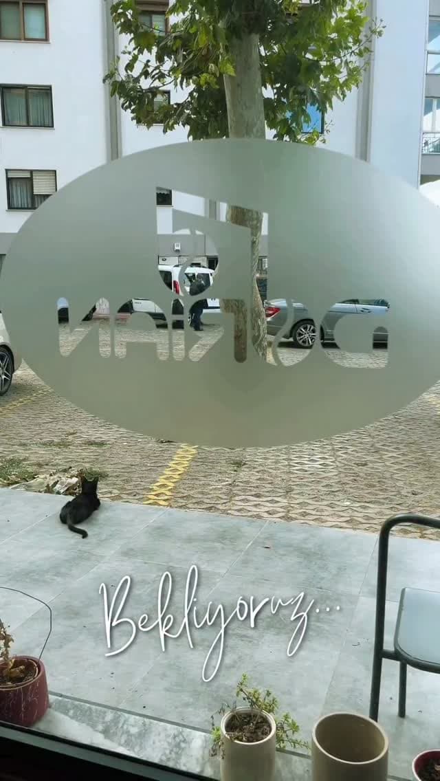Bu kapıdan içeride birlikte ürettiğimiz, keşfettiğimiz ve eğlendiğimiz kocaman bir alan var ✨️
Akad