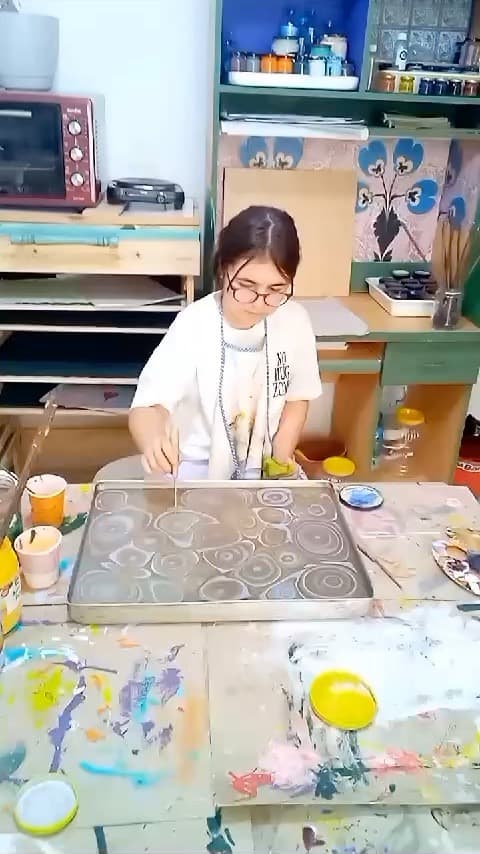 ATÖLYEMİZDE EBRU SANATI İLE ŞAL!
Siz de atölyemize gelip kendinize özgü şal yapabilirsiniz!
Perşem