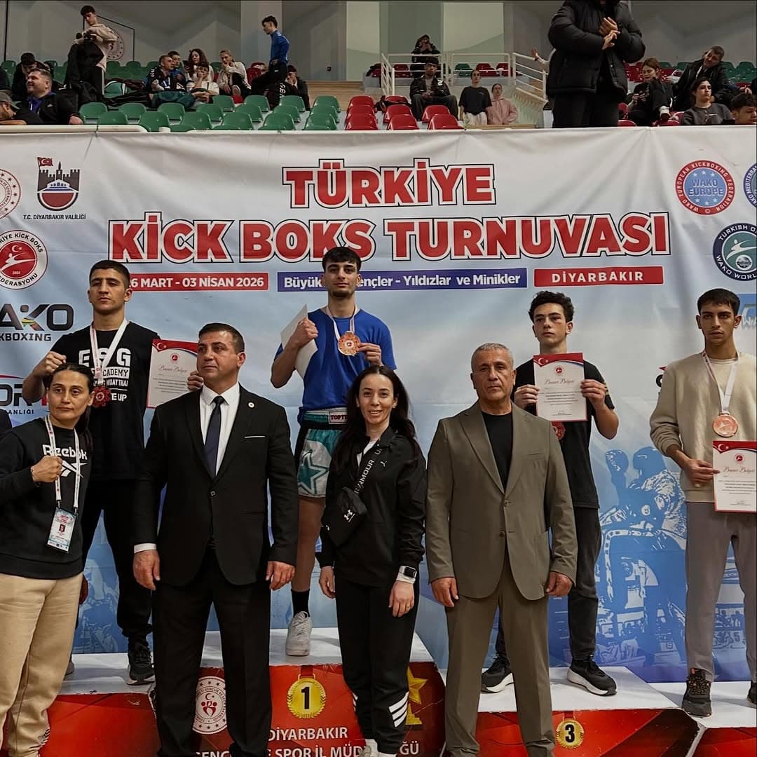 Bu şampiyonluk sadece bir madalya değil.
Görünmeyen sabahların, kimsenin alkışlamadığı antrenmanları