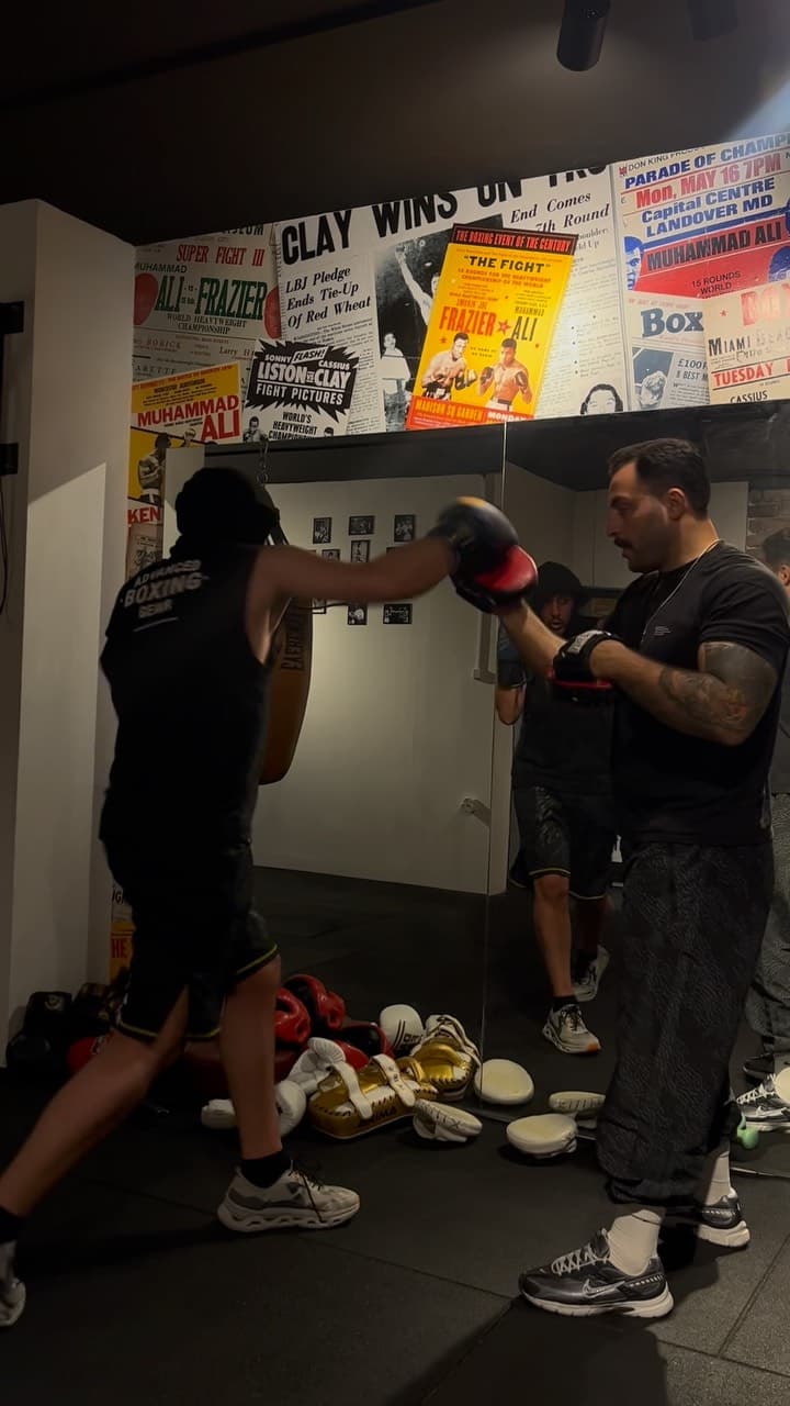 Milli boksörlerden boks ve kick boks derslerini kaçırma.
Profesyonel eğitmenler eşliğinde kendini ge