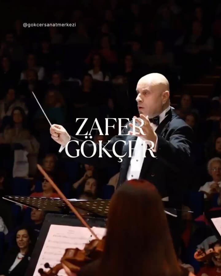 Kurucumuz Zafer GÖKÇER kimdir?
Bir sanatçıyı anlatmak, yalnızca aldığı eğitimleri, sahne deneyimini