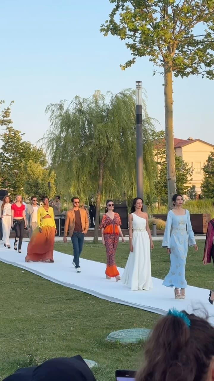 Bu özel proje çocuklarla başladı.
Minik tasarımcılar hayal etti, kıyafetlerini çizdi.
Biz de Görsel