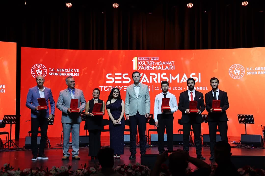 Bu kez sahnede, kalplere ulaşan notalar ve sesler vardı! 🎤
11. Gençler Arası Kültür ve Sanat Yarış