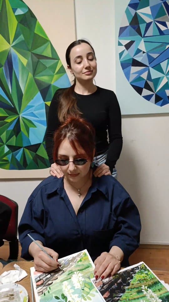 Jennifer Lawrence bile heyecandan ne yapacağını şaşırdıysa, senin hala evde oturman şaka mı? 😂
Gül