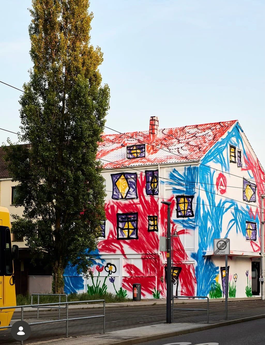 Binaları çocuklar tasarlasaydı?
Belki bir pencere artık sadece pencere olmazdı.
Bir duvar çiçek aça