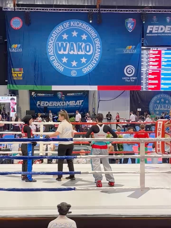 🇹🇷 DÜNYA ŞAMPİYONASI’NDA YARI FİNALDEYİZ! 🥊
İtalya’da düzenlenen Gençler WAKO Dünya Şampiyonası’