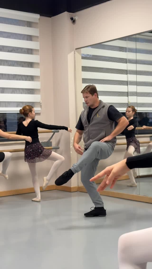 Okul danışmanımız Gregor Hatala ile dersimizden bir video❤️
#ballet
#dance
#school
#ballerina
Mayo