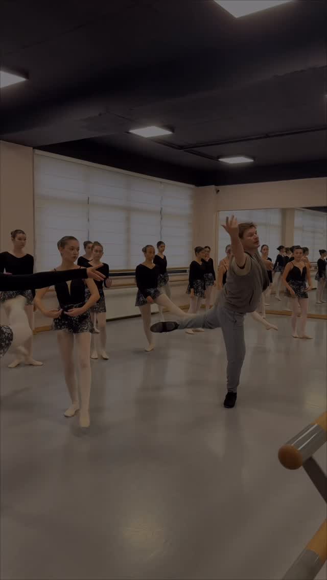 Okul danışmanımız Gregor Hatala ile dersimizden bir video❤️
#ballet
#dance
#school
#ballerina
Mayo