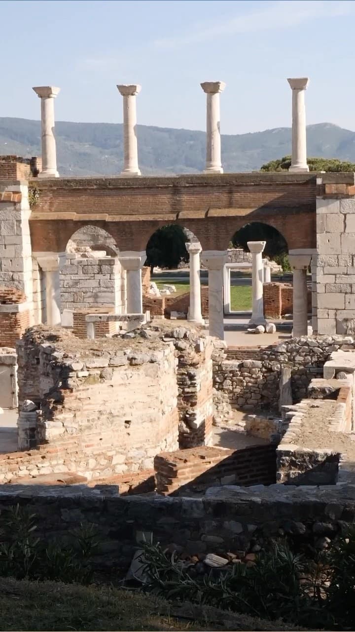 UNESCO Mirası Ayasuluk Tepesi, sizi tarihle iç içe bir yolculuğa davet ediyor.
#izmir #izmirzamanı