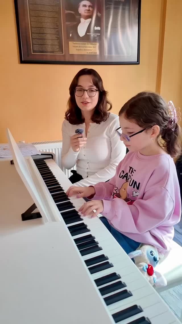 Müziğin büyülü dünyasına ilk adımlarımızı Arya ile birlikte atıyoruz. 🎹
Eğitimlerimizde sadece nota
