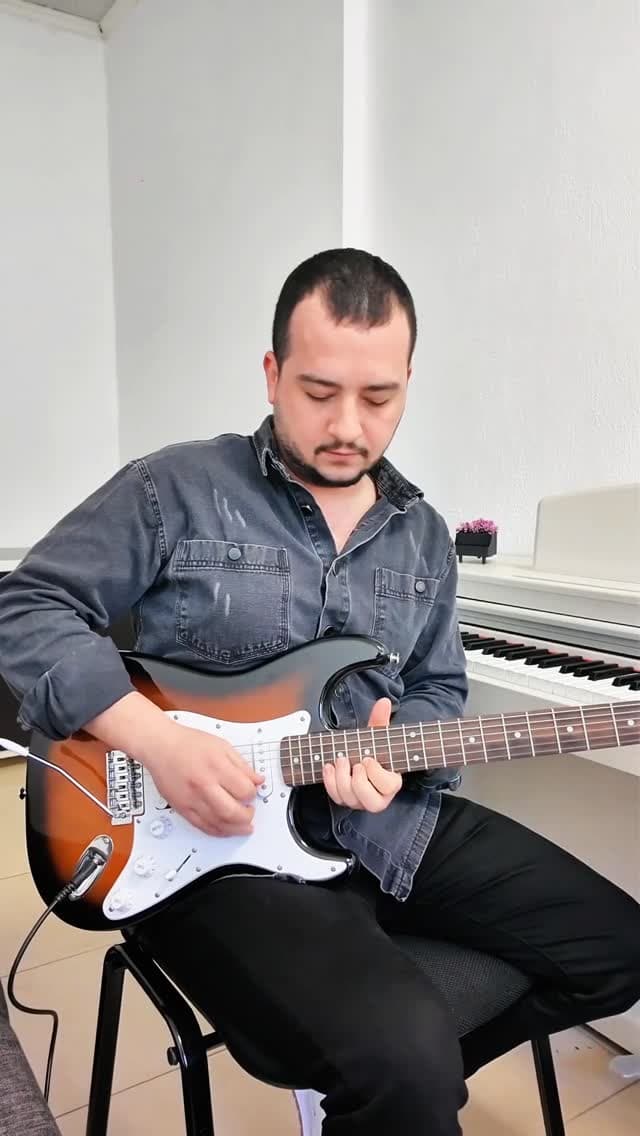 Bir efsaneye dokunmak... 🎸 Sanat okulumuzun gitar eğitmeni Ertan Erfidan, Queen’in ölümsüz eseri Bo