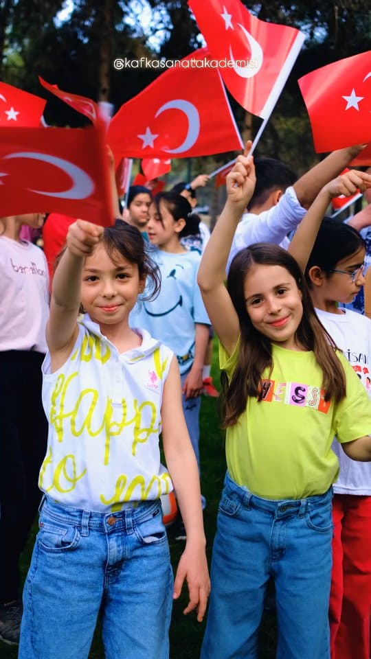 23 Nisan’ı, Çocuk Tiyatrosu ekibimizle birlikte ormanda kutladık.🎉🥳
Doğanın içinde, sanatla ve do