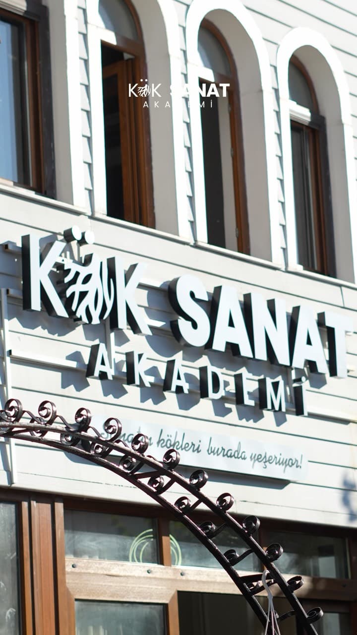 🎨🎶 Sanat, keşfetmekle başlar…
Çünkü inanıyoruz ki her bireyin içinde keşfedilmeyi bekleyen bir ye