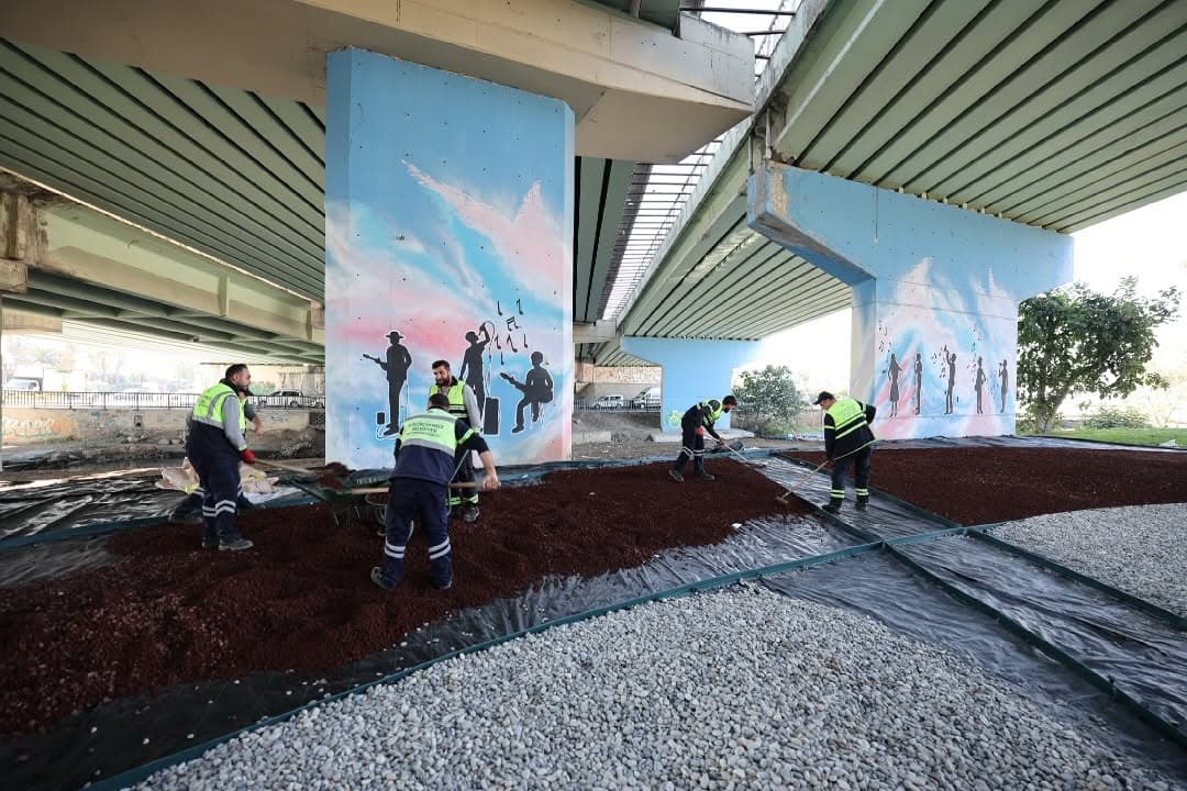 İlçemiz genelinde refüj ve yeşil alanlarımızda peyzaj düzenleme çalışmalarımzı sürdürüyoruz. 🌱
İlç