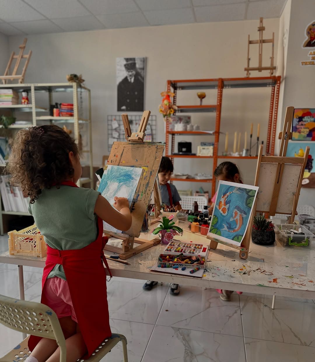 🌿
Küçük Mutluluklar Atölyesi’nde kalabalık sınıflar yerine, her çocuğu yakından tanıdığımız butik g