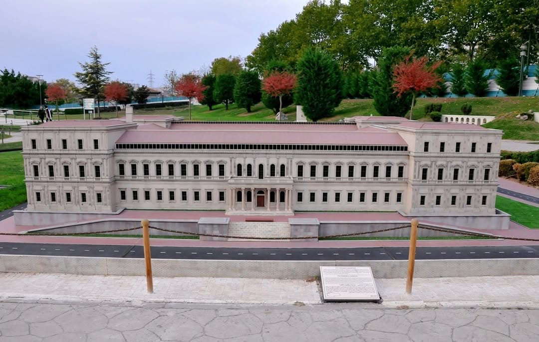 Miniatürk’te yer alan eserlerden bugün İTÜ Taşkışla Kampüsü’ne yakından bakıyoruz! 👀
İngiliz mim