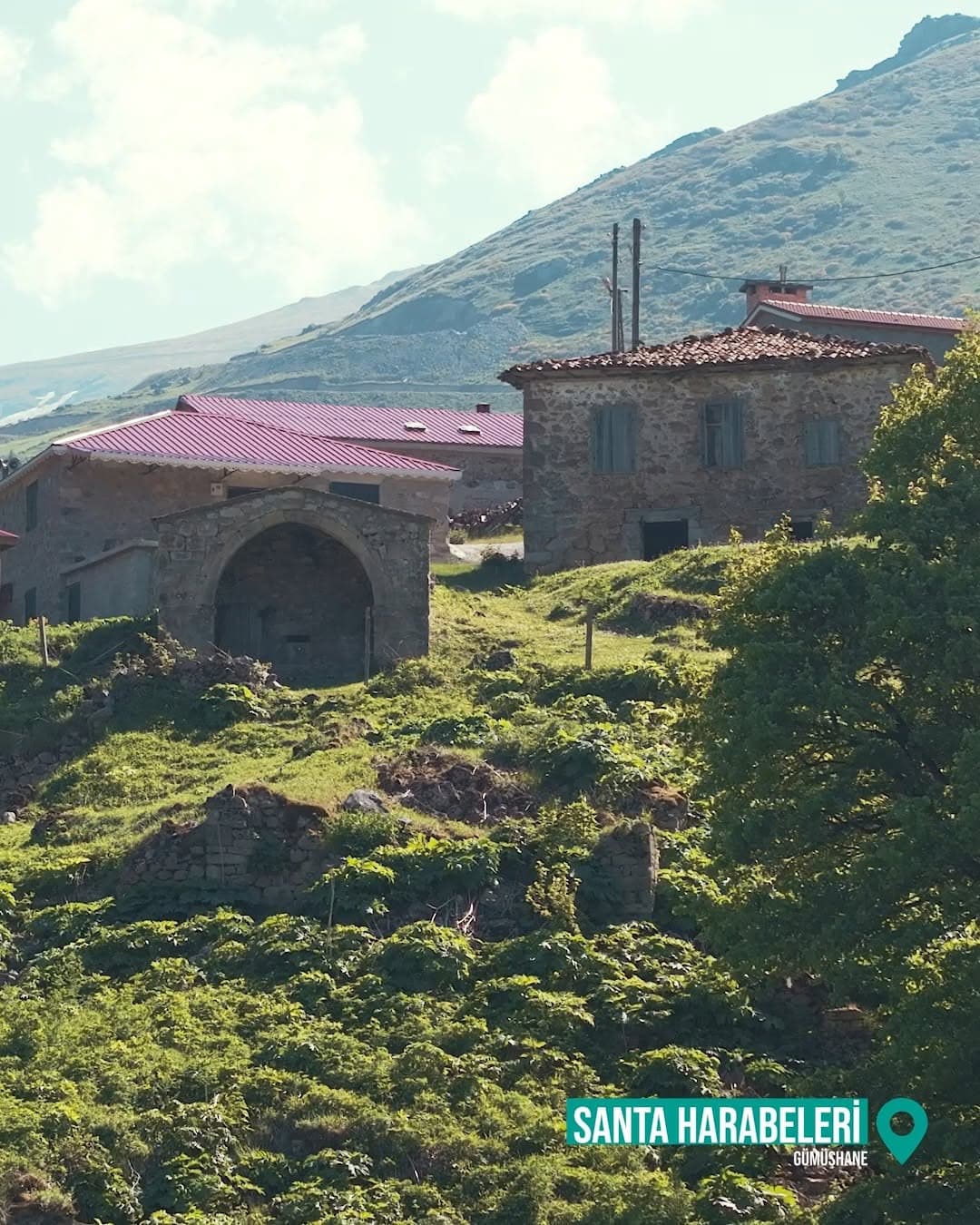 Santa Harabeleri, Gümüşhane’nin Dumanlı köyünde geçmişten bugüne uzanan bir yerleşim. Taş evleri, ki