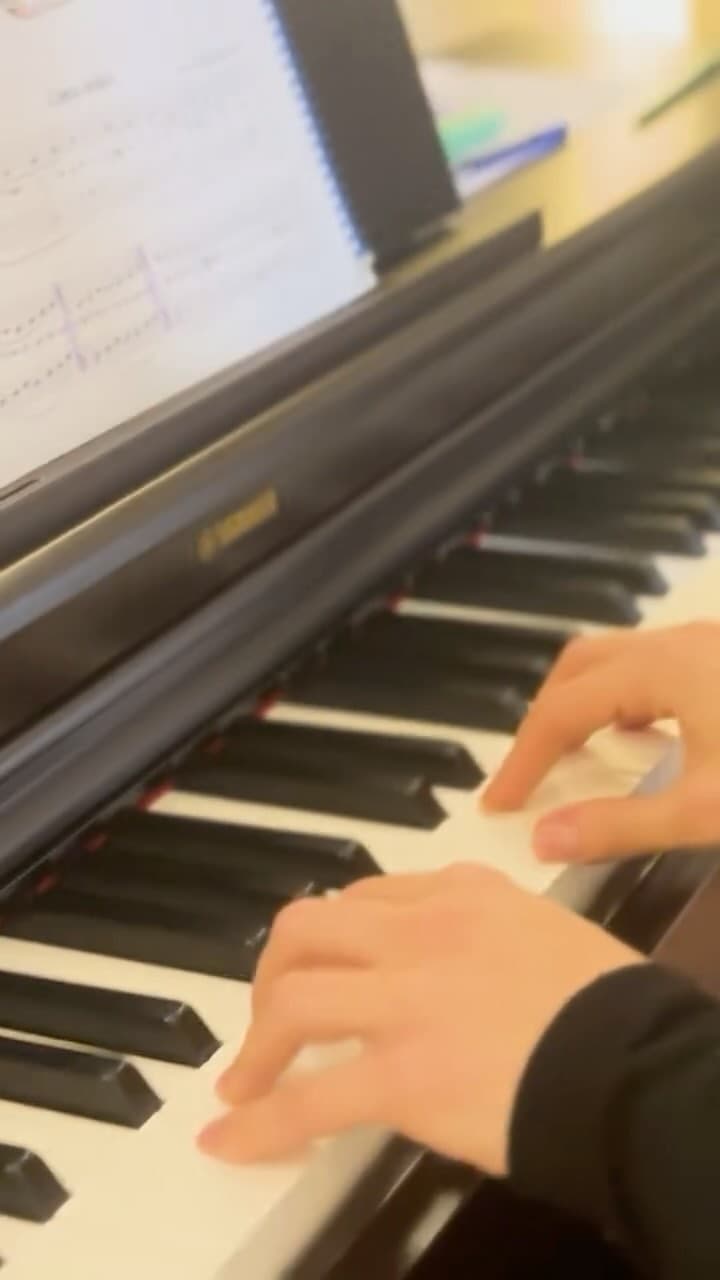 🎹 Piyano çalmaya nereden başlanır?
Yeni başlayan öğrencimizle yaptığımız bu samimi röportajda, ilk