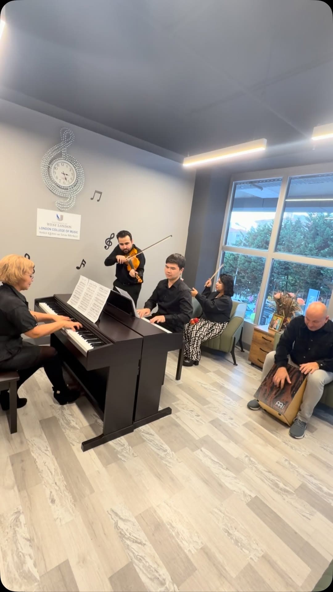 Değerli öğretmenlerimizden muhteşem bir performans! 🎶✨
Sanatın, emeğin ve yeteneğin buluştuğu unutu