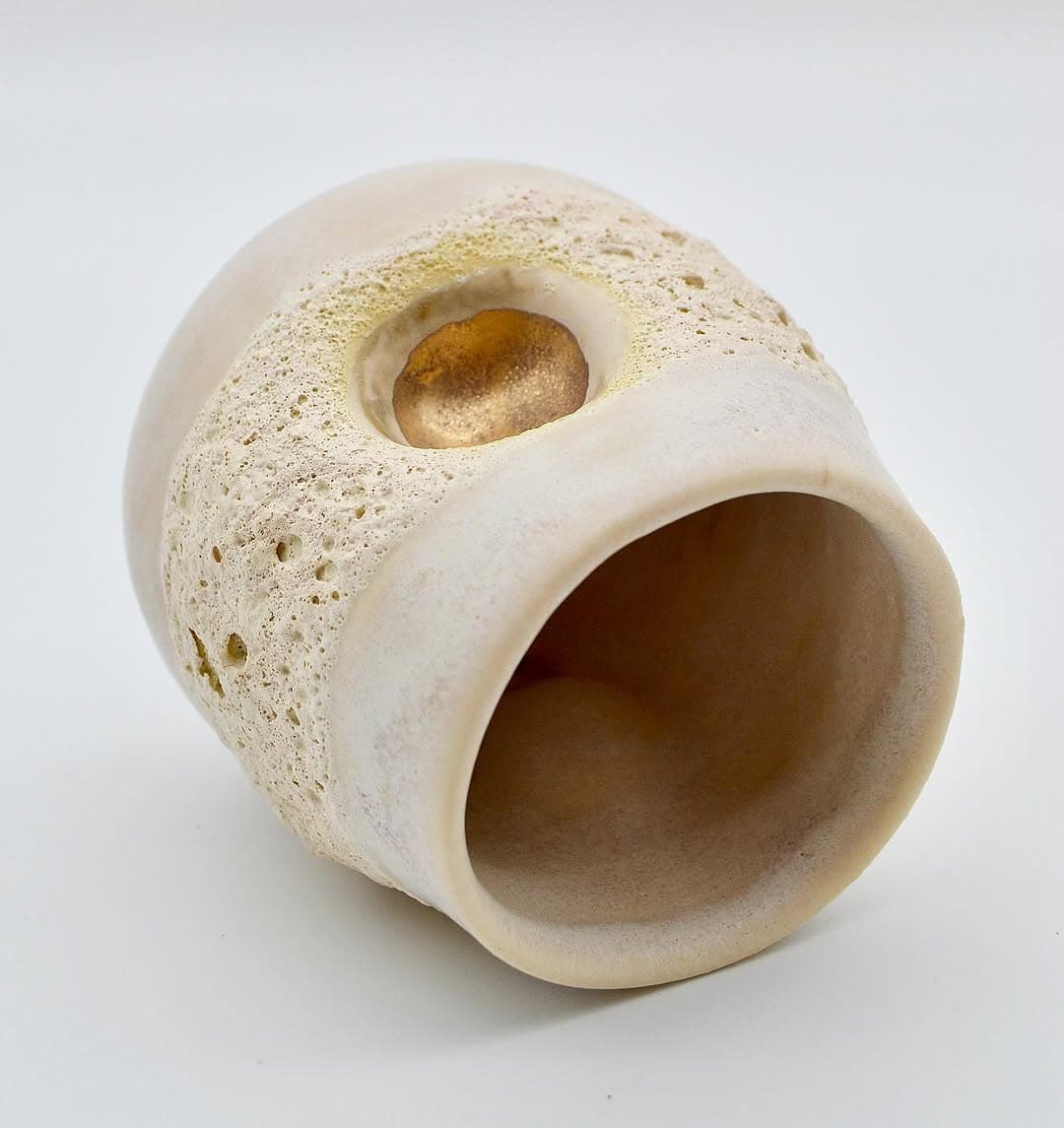 Organic form, tactile texture, and genuine gold touch — a piece where elegance meets nature✨
•
•
#ce
