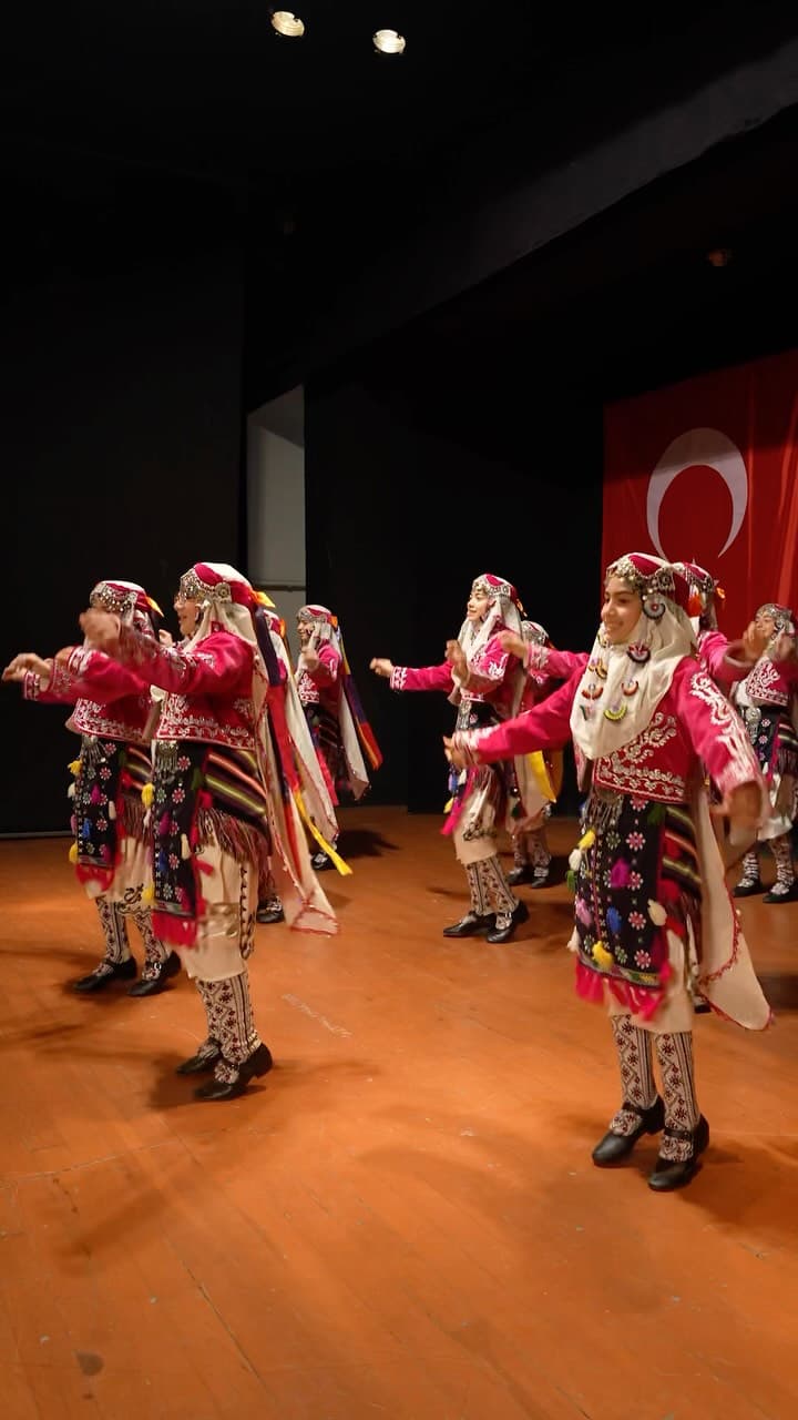 Bir kız çocuğu gülerse, dünya da güler.🌸
11 Ekim Dünya Kız Çocukları Günü kapsamında Musiki Mualli
